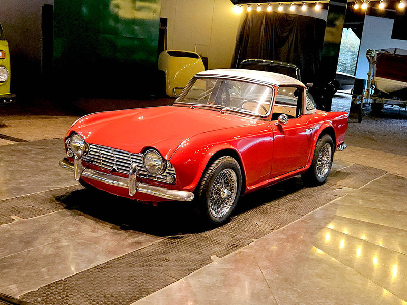 Triumph TR4 'Surrey Top' - سيدان: صورة 1 Triumph TR4 'Surrey Top' - سيدان: صورة 1