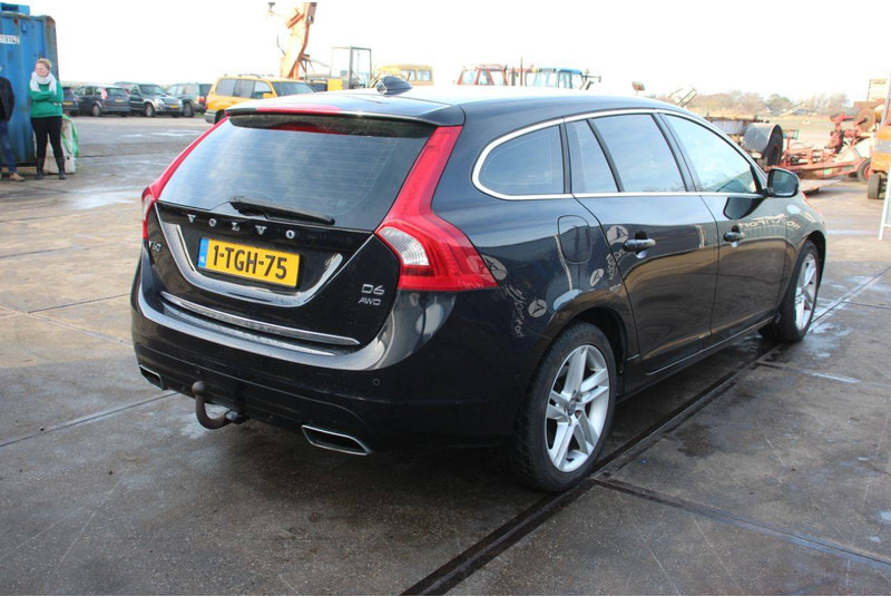 Volvo V60 D6 AWD Plug-in Hybrid - سيارة: صورة 5 Volvo V60 D6 AWD Plug-in Hybrid - سيارة: صورة 5