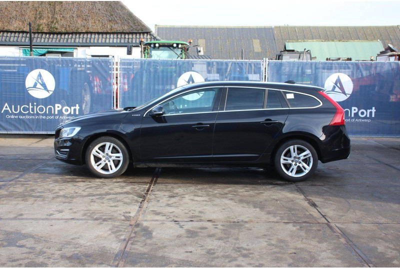 Volvo V60 D6 AWD Plug-in Hybrid - سيارة: صورة 2 Volvo V60 D6 AWD Plug-in Hybrid - سيارة: صورة 2