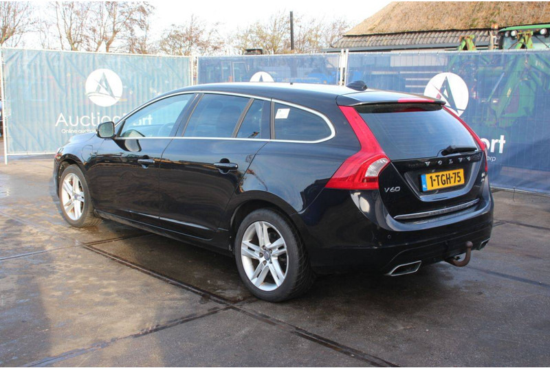 Volvo V60 D6 AWD Plug-in Hybrid - سيارة: صورة 3 Volvo V60 D6 AWD Plug-in Hybrid - سيارة: صورة 3