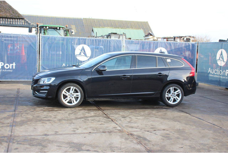 Volvo V60 D6 AWD Plug-in Hybrid - سيارة: صورة 1 Volvo V60 D6 AWD Plug-in Hybrid - سيارة: صورة 1