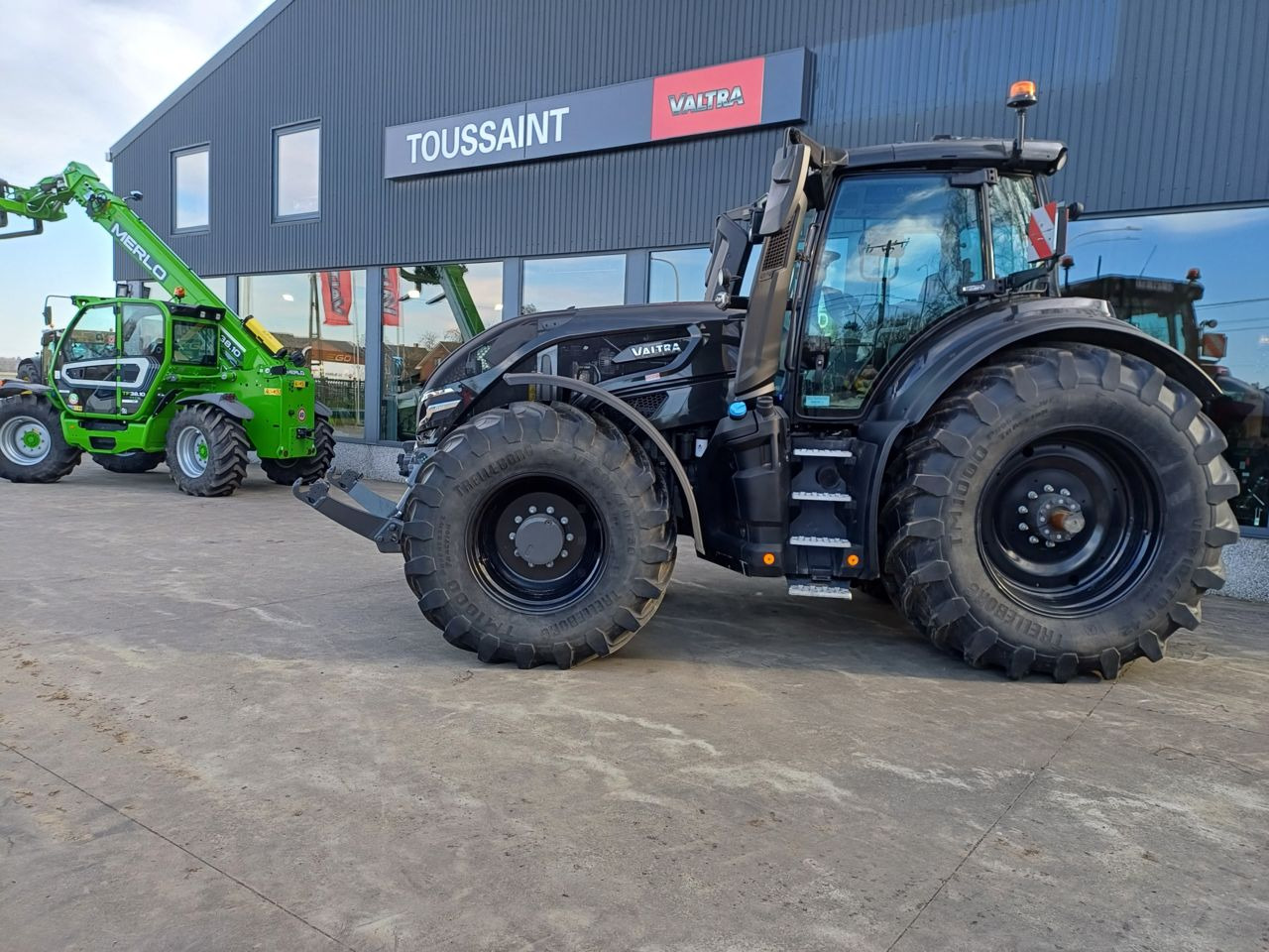 Valtra Q245 - جرار: صورة 1 Valtra Q245 - جرار: صورة 1