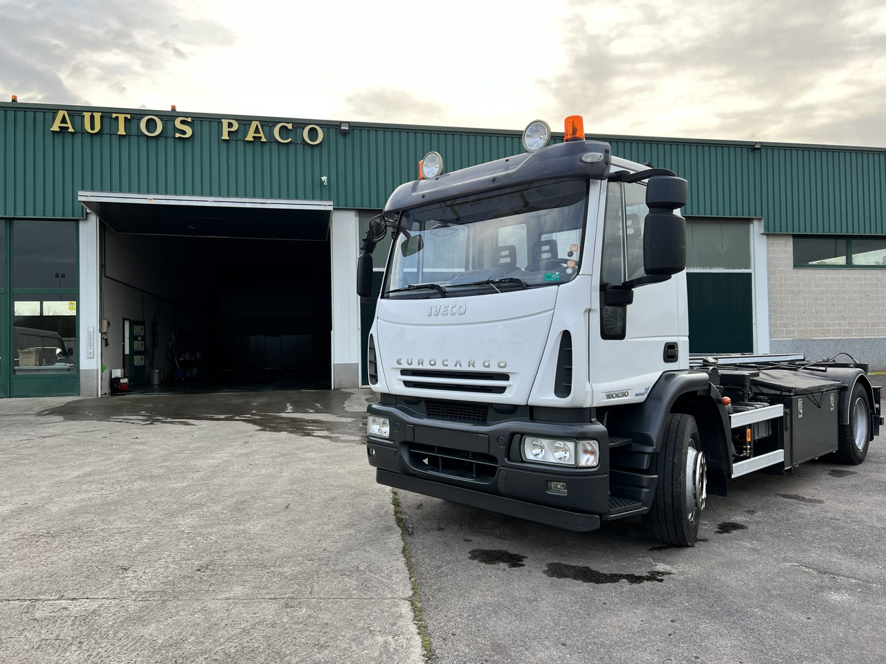 IVECO 300 EN CHASIS - شاحنة هيكل كابينة: صورة 3 IVECO 300 EN CHASIS - شاحنة هيكل كابينة: صورة 3