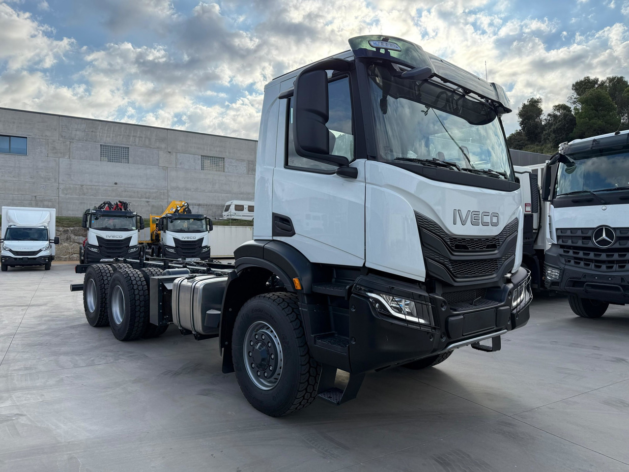 IVECO AD300X46Z OFF X-Way HI-TRACTION E6 (Chassis) - شاحنة هيكل كابينة: صورة 2 IVECO AD300X46Z OFF X-Way HI-TRACTION E6 (Chassis) - شاحنة هيكل كابينة: صورة 2