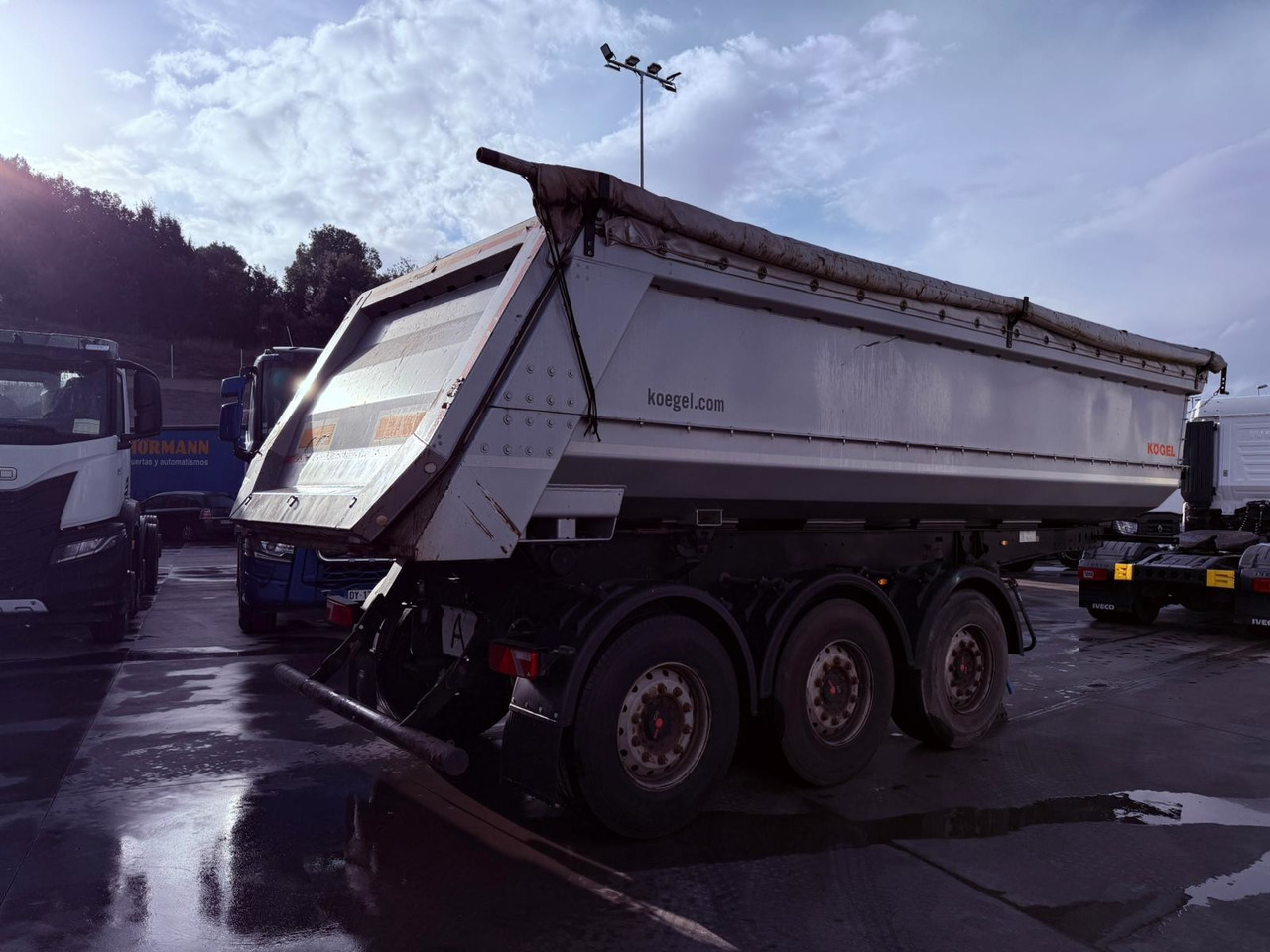 KOGEL SKM24 (Bathtub) - قلابة نصف مقطورة نصف مقطورة قلابة: صورة 3 KOGEL SKM24 (Bathtub) - قلابة نصف مقطورة نصف مقطورة قلابة: صورة 3