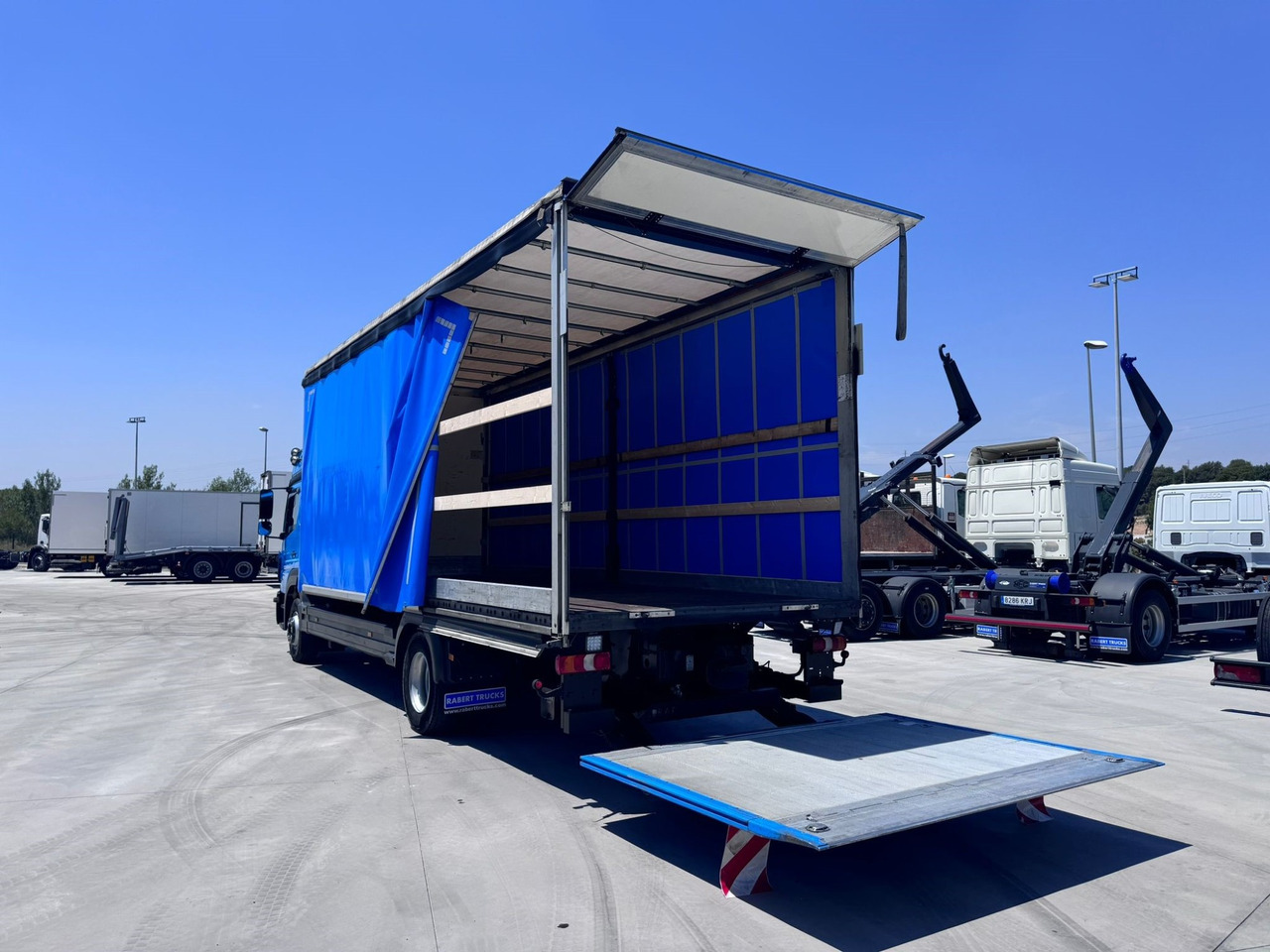 MERCEDES BENZ 13.30L Atego E6 (Tauliner) - شاحنة ستارة: صورة 4 MERCEDES BENZ 13.30L Atego E6 (Tauliner) - شاحنة ستارة: صورة 4