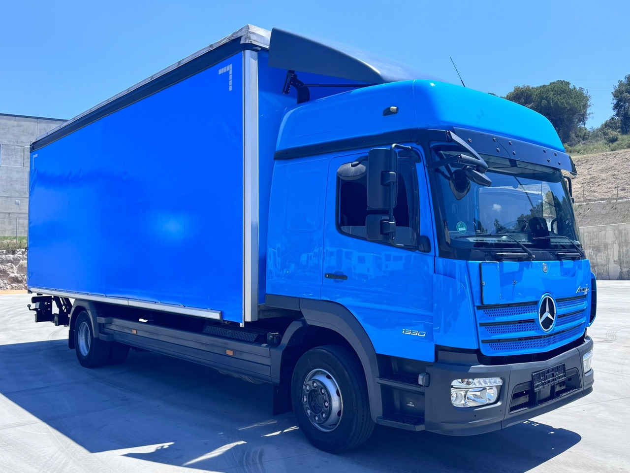 MERCEDES BENZ 13.30L Atego E6 (Tauliner) - شاحنة ستارة: صورة 2 MERCEDES BENZ 13.30L Atego E6 (Tauliner) - شاحنة ستارة: صورة 2