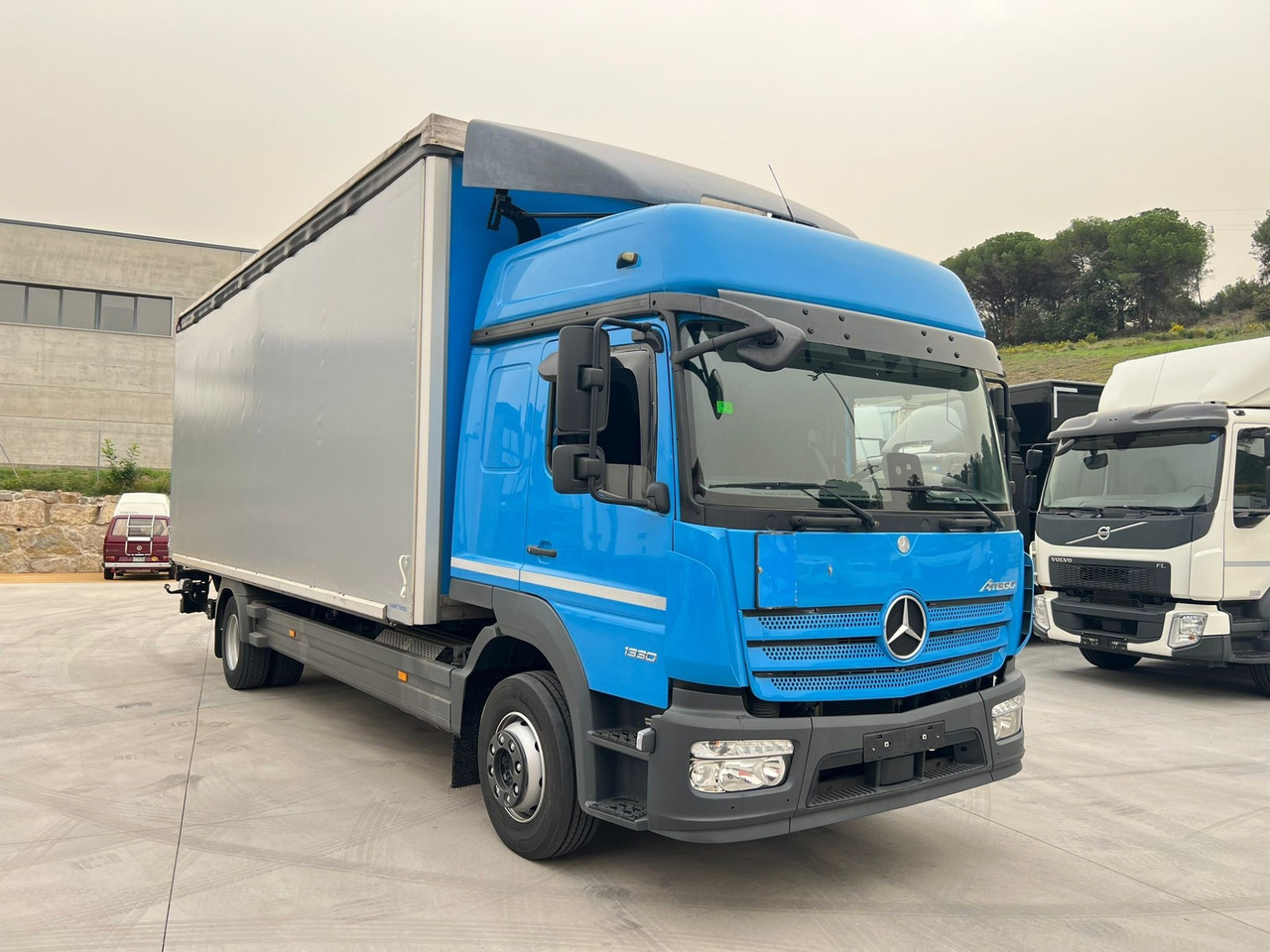 MERCEDES BENZ 13.30L Atego E6 (Tauliner) - شاحنة ستارة: صورة 2 MERCEDES BENZ 13.30L Atego E6 (Tauliner) - شاحنة ستارة: صورة 2