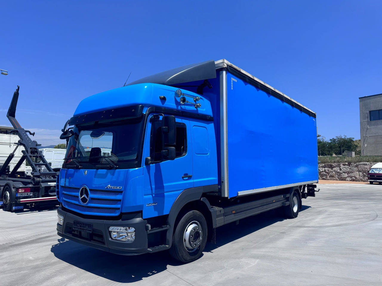 MERCEDES BENZ 13.30L Atego E6 (Tauliner) - شاحنة ستارة: صورة 1 MERCEDES BENZ 13.30L Atego E6 (Tauliner) - شاحنة ستارة: صورة 1