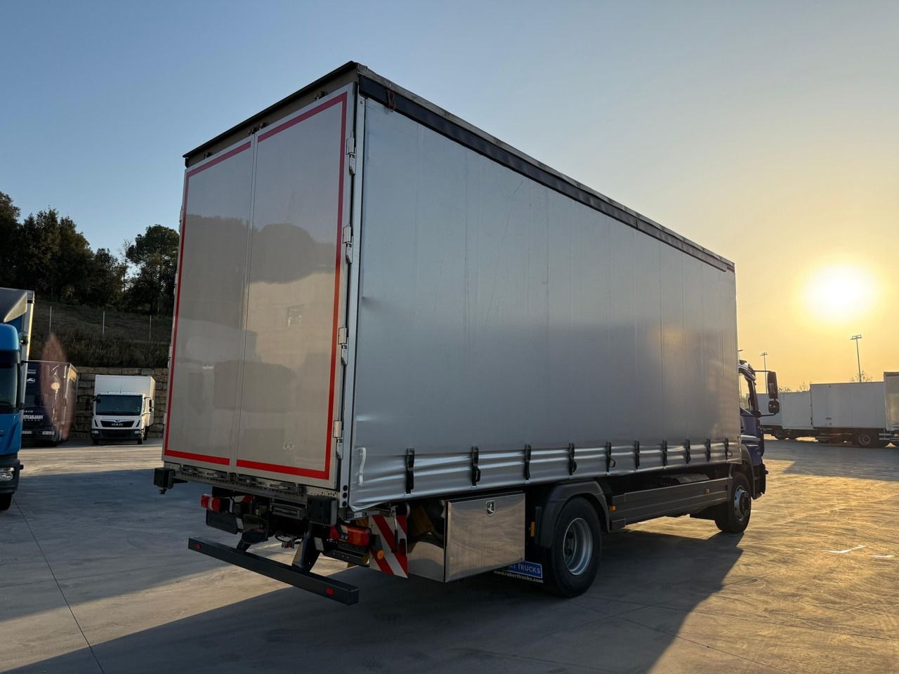 MERCEDES BENZ 16.30L Atego E6 (Tauliner) - شاحنة ستارة: صورة 3 MERCEDES BENZ 16.30L Atego E6 (Tauliner) - شاحنة ستارة: صورة 3