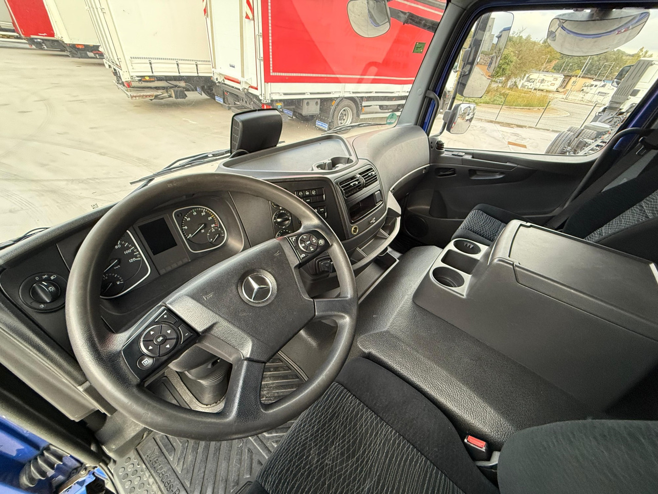 MERCEDES BENZ 16.30L Atego E6 (Tauliner) - شاحنة ستارة: صورة 5 MERCEDES BENZ 16.30L Atego E6 (Tauliner) - شاحنة ستارة: صورة 5