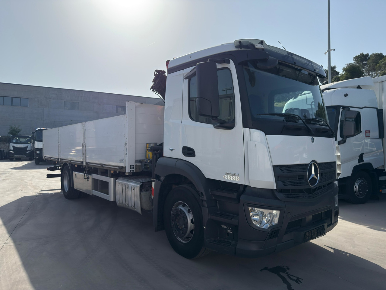 MERCEDES BENZ 18.30 Antos E6 (Platform and Grave) - شاحنات مسطحة, شاحنة كرين: صورة 2 MERCEDES BENZ 18.30 Antos E6 (Platform and Grave) - شاحنات مسطحة, شاحنة كرين: صورة 2