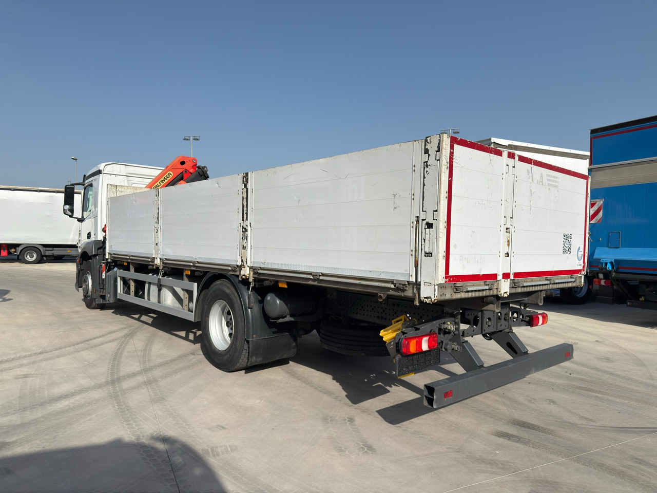 MERCEDES BENZ 18.30 Antos E6 (Platform and Grave) - شاحنات مسطحة, شاحنة كرين: صورة 4 MERCEDES BENZ 18.30 Antos E6 (Platform and Grave) - شاحنات مسطحة, شاحنة كرين: صورة 4