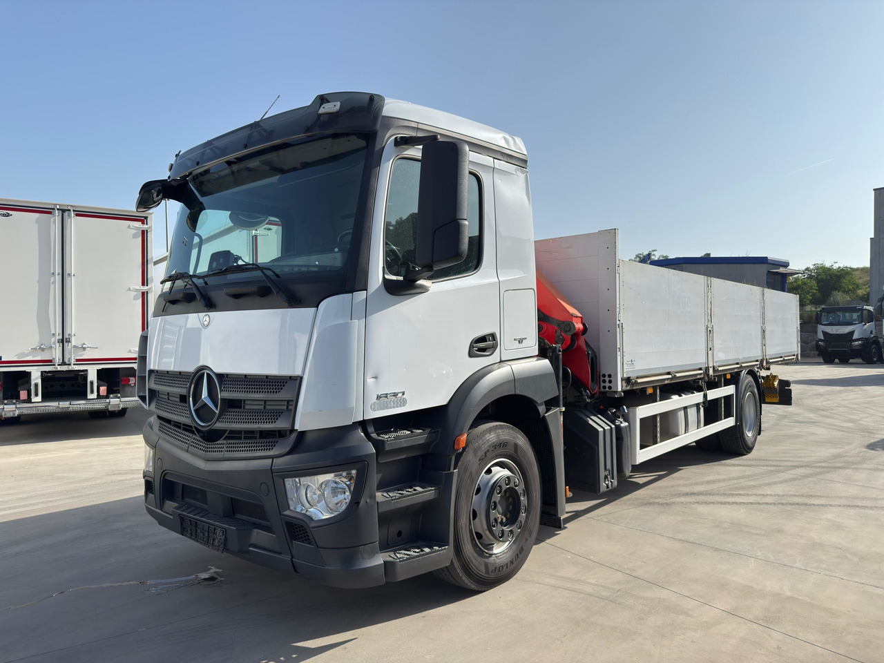 MERCEDES BENZ 18.30 Antos E6 (Platform and Grave) - شاحنات مسطحة, شاحنة كرين: صورة 1 MERCEDES BENZ 18.30 Antos E6 (Platform and Grave) - شاحنات مسطحة, شاحنة كرين: صورة 1