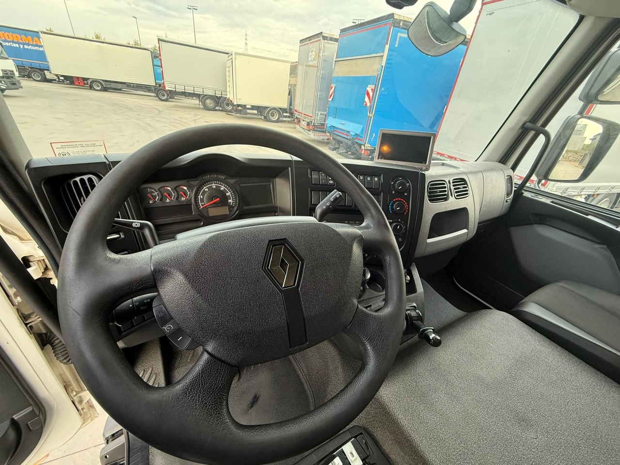RENAULT D12.240 E6 (Tauliner) - شاحنة ستارة: صورة 5 RENAULT D12.240 E6 (Tauliner) - شاحنة ستارة: صورة 5