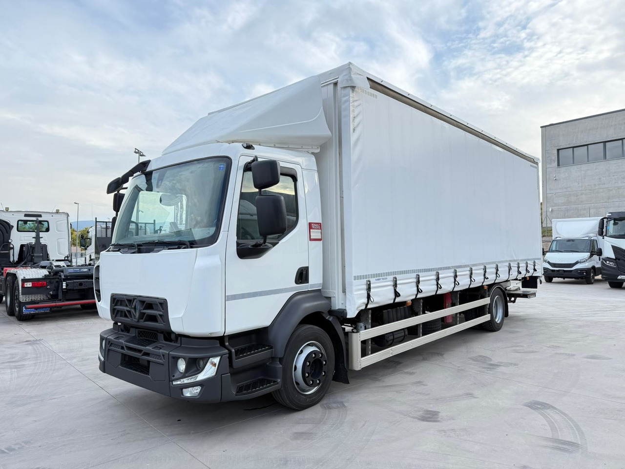 RENAULT D12.240 E6 (Tauliner) - شاحنة ستارة: صورة 1 RENAULT D12.240 E6 (Tauliner) - شاحنة ستارة: صورة 1