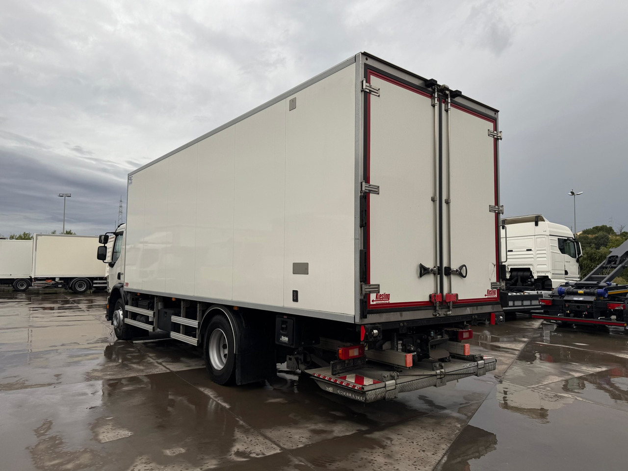 VOLVO FE320 E6 (Refrigerator) - آليات: صورة 3 VOLVO FE320 E6 (Refrigerator) - آليات: صورة 3