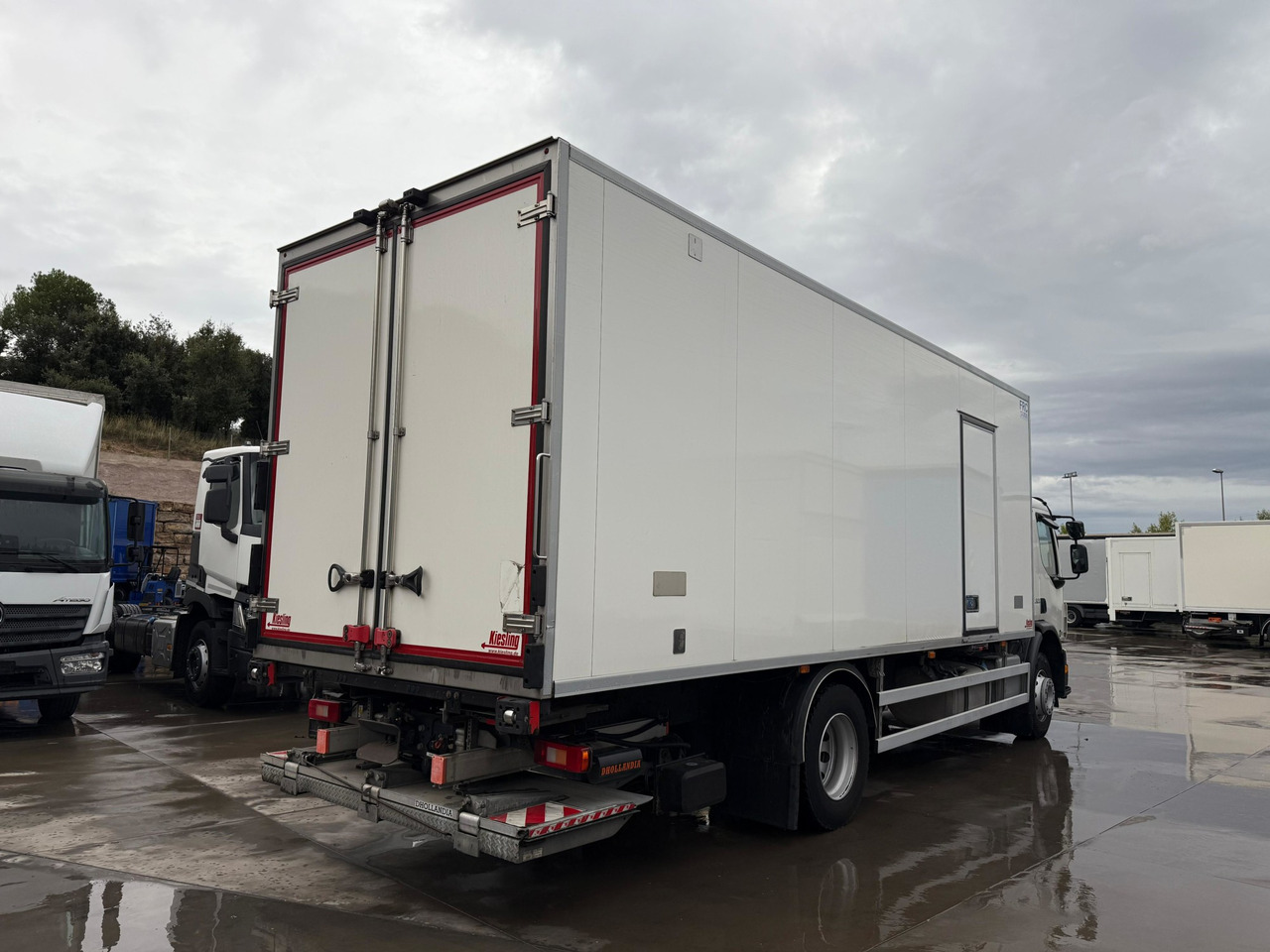 VOLVO FE320 E6 (Refrigerator) - آليات: صورة 4 VOLVO FE320 E6 (Refrigerator) - آليات: صورة 4