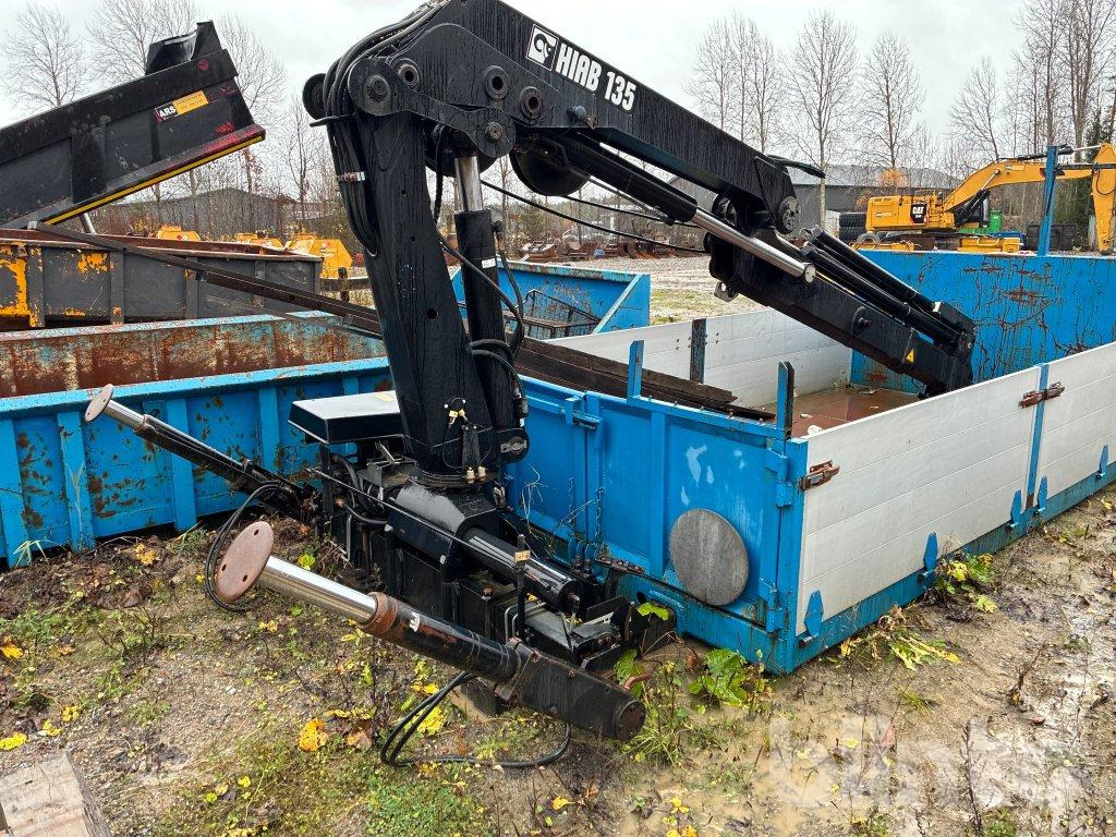 HIAB 135 - جسم الشاحنة المسطحة: صورة 1 HIAB 135 - جسم الشاحنة المسطحة: صورة 1