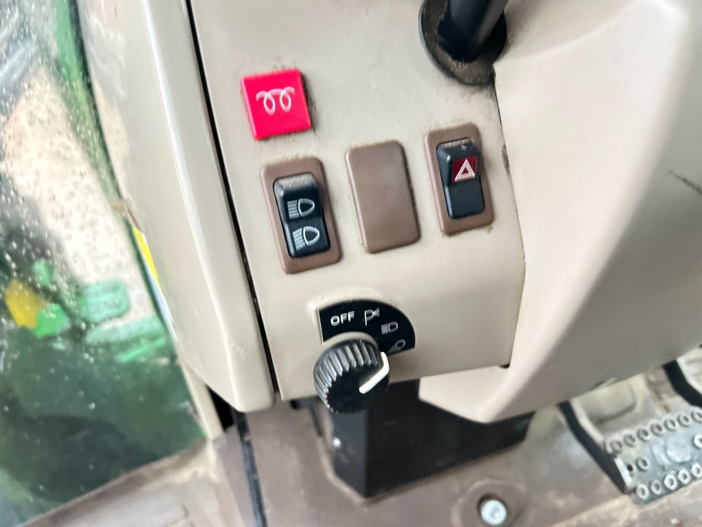 جرار JOHN DEERE 6320E: صورة 43 جرار JOHN DEERE 6320E: صورة 43