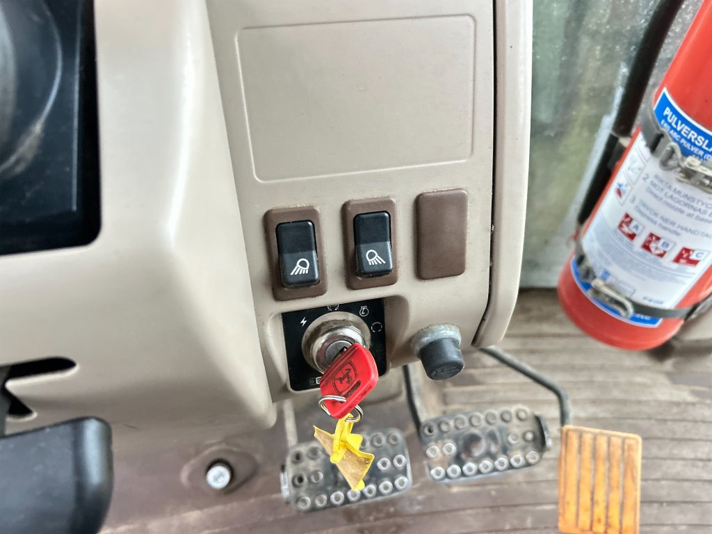 جرار JOHN DEERE 6320E: صورة 42 جرار JOHN DEERE 6320E: صورة 42