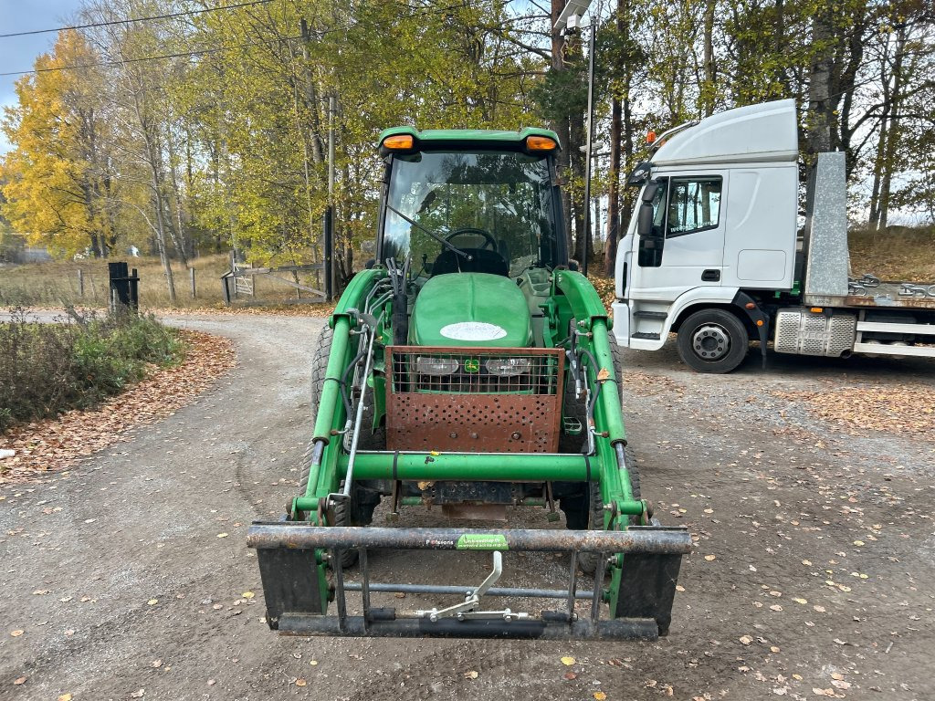 John Deere 4720 med 400X lastare - جرار: صورة 2 John Deere 4720 med 400X lastare - جرار: صورة 2