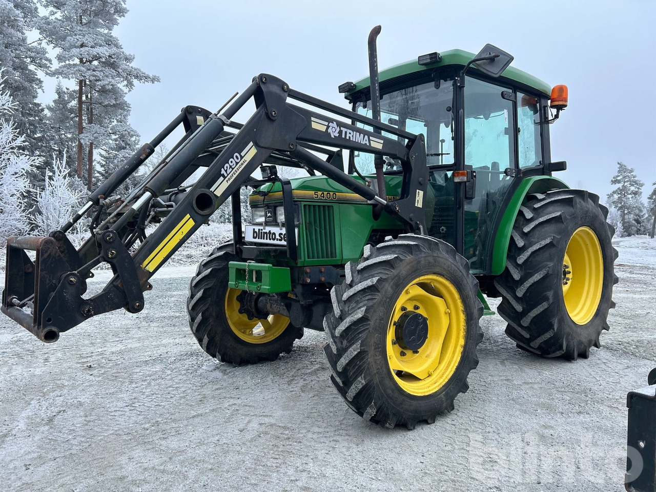 John Deere 5400 4WD med lastare och redskap - جرار: صورة 2 John Deere 5400 4WD med lastare och redskap - جرار: صورة 2