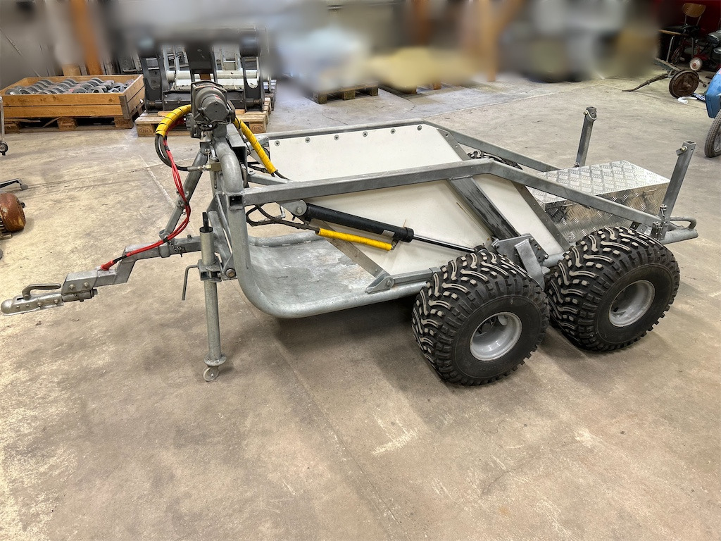 Med hydrauliskt höj och sänkbar boggie - معدات الغابات, عربة مقطورة: صورة 1 Med hydrauliskt höj och sänkbar boggie - معدات الغابات, عربة مقطورة: صورة 1
