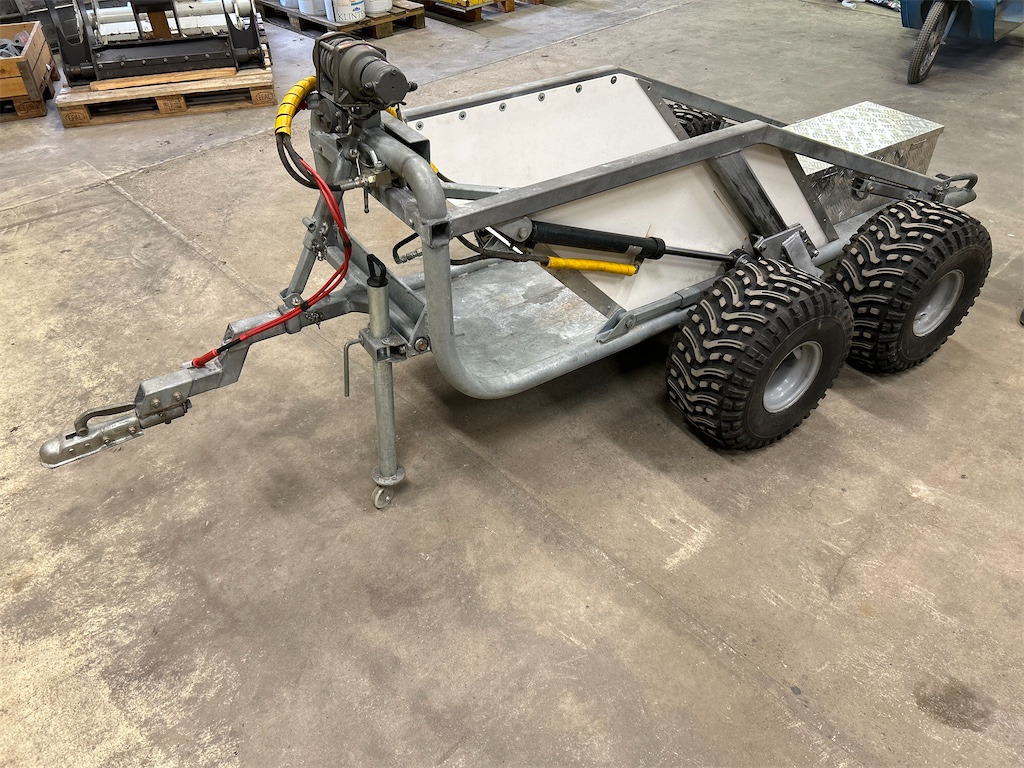 Med hydrauliskt höj och sänkbar boggie - معدات الغابات, عربة مقطورة: صورة 3 Med hydrauliskt höj och sänkbar boggie - معدات الغابات, عربة مقطورة: صورة 3