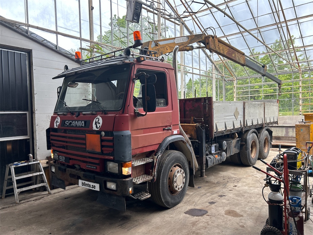 SCANIA P92H6X2 42 med runtomsvängande kran - شاحنة: صورة 1 SCANIA P92H6X2 42 med runtomsvängande kran - شاحنة: صورة 1