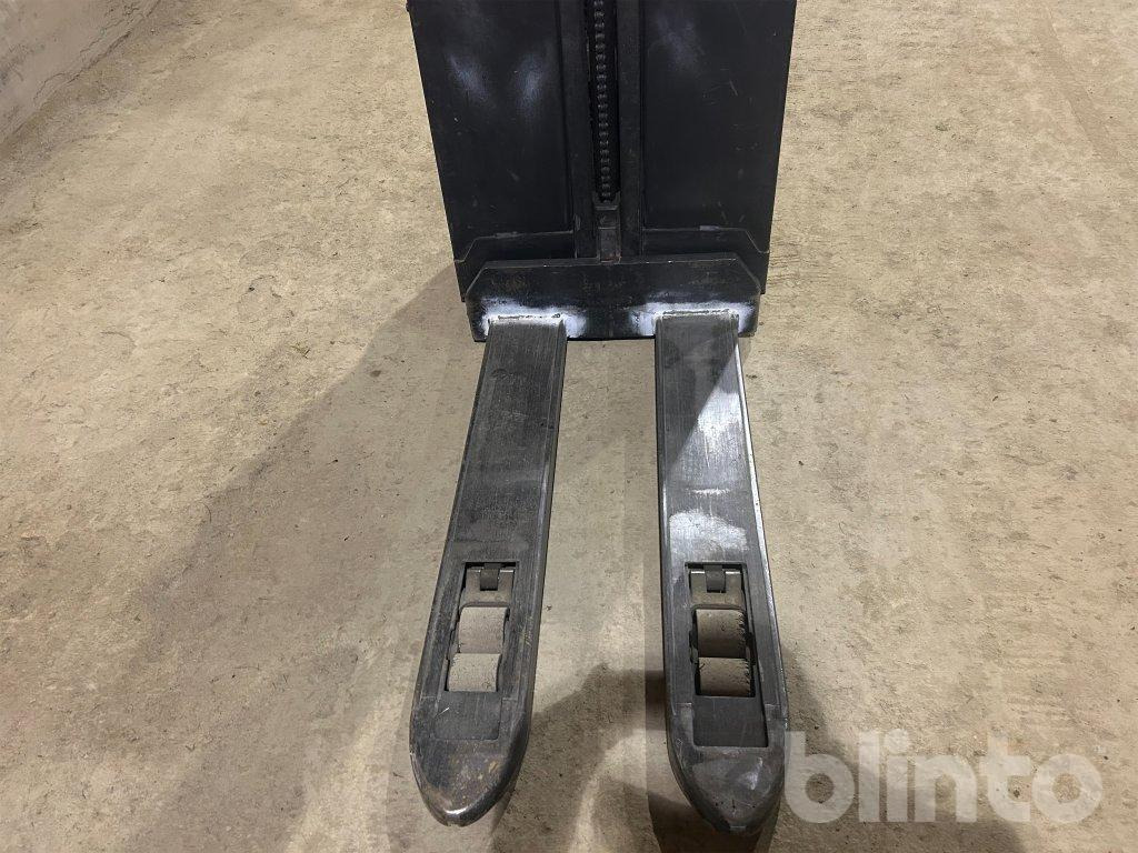 آلة التكديس Toyota SWE080L: صورة 6