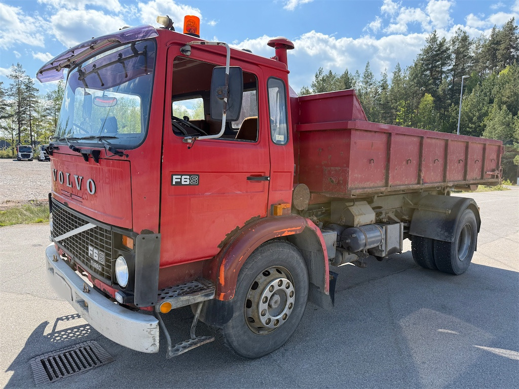 VOLVO F616 4X2 - شاحنة ذات خطاف: صورة 1 VOLVO F616 4X2 - شاحنة ذات خطاف: صورة 1
