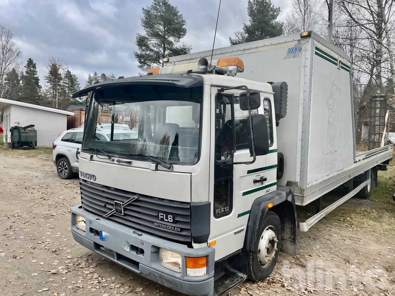 VOLVO FL612 4X2 med ramper - شاحنات مسطحة: صورة 2 VOLVO FL612 4X2 med ramper - شاحنات مسطحة: صورة 2