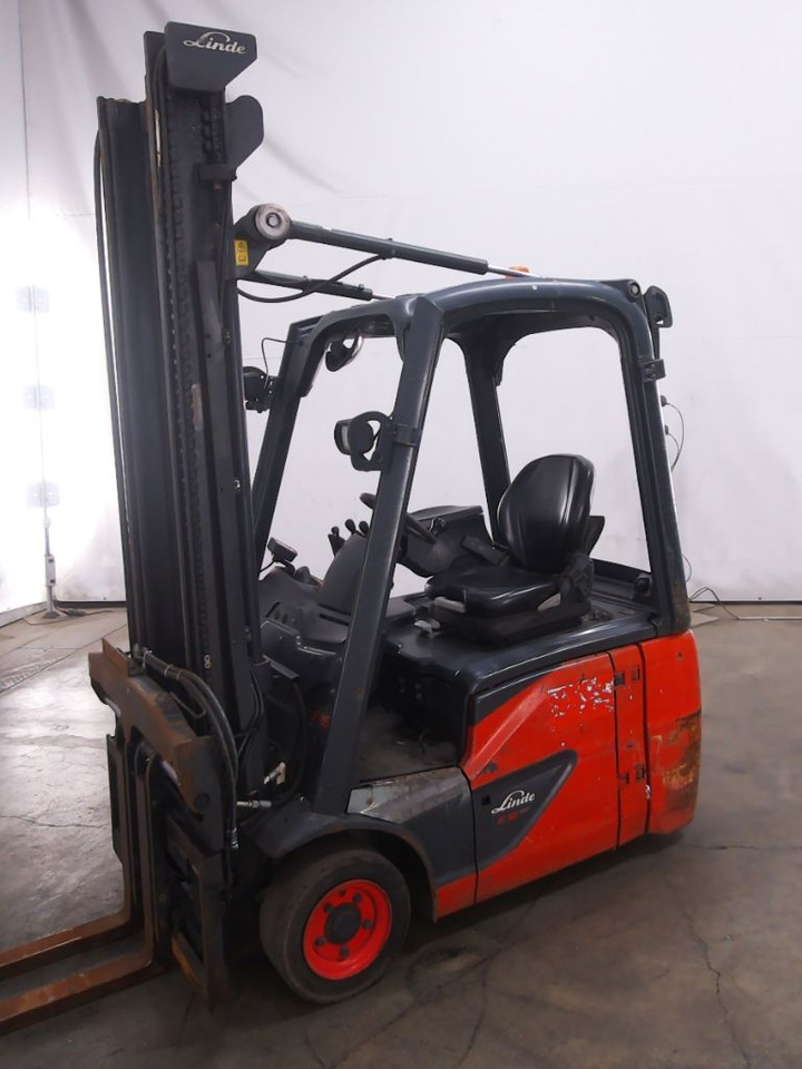 Linde E16C-02 - رافعة شوكية كهربائية: صورة 1 Linde E16C-02 - رافعة شوكية كهربائية: صورة 1