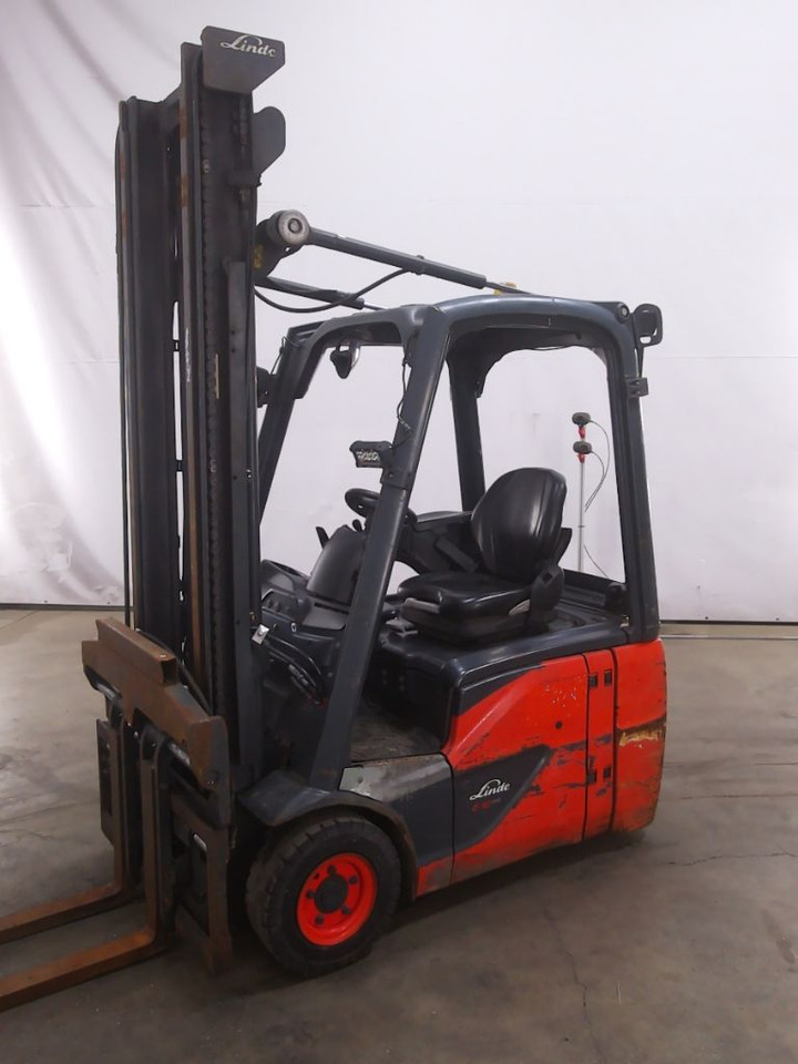Linde E16C-02 - رافعة شوكية كهربائية: صورة 1 Linde E16C-02 - رافعة شوكية كهربائية: صورة 1