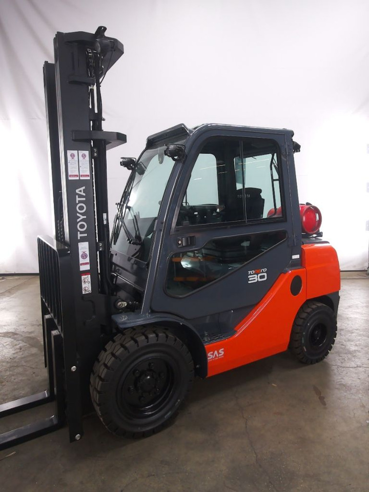 Toyota 02-8FGF30 - رافعة شوكية تعمل بالغاز: صورة 4 Toyota 02-8FGF30 - رافعة شوكية تعمل بالغاز: صورة 4