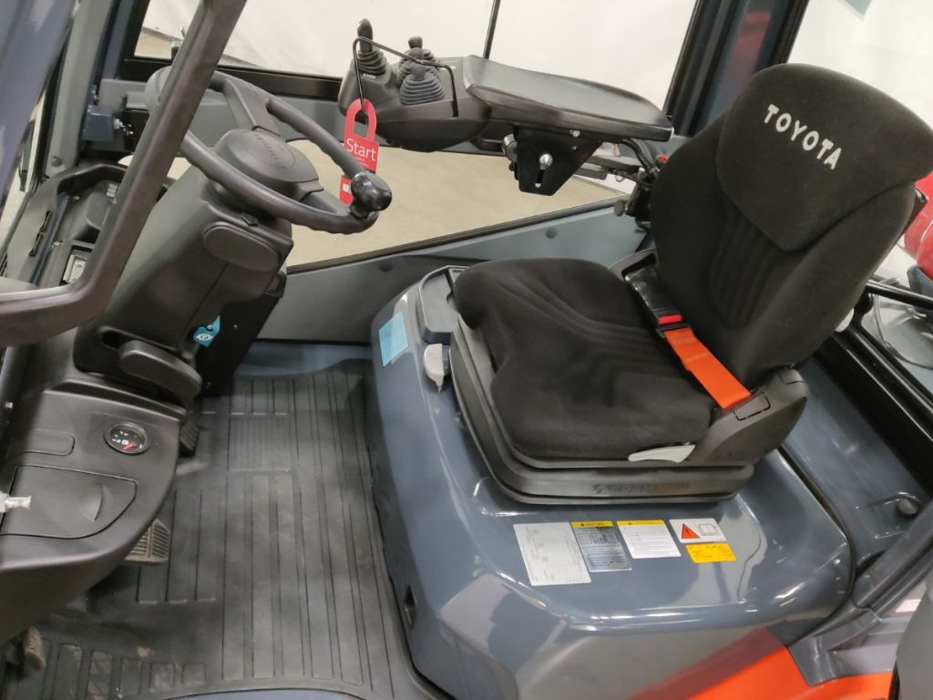 Toyota 02-8FGF30 - رافعة شوكية تعمل بالغاز: صورة 3 Toyota 02-8FGF30 - رافعة شوكية تعمل بالغاز: صورة 3