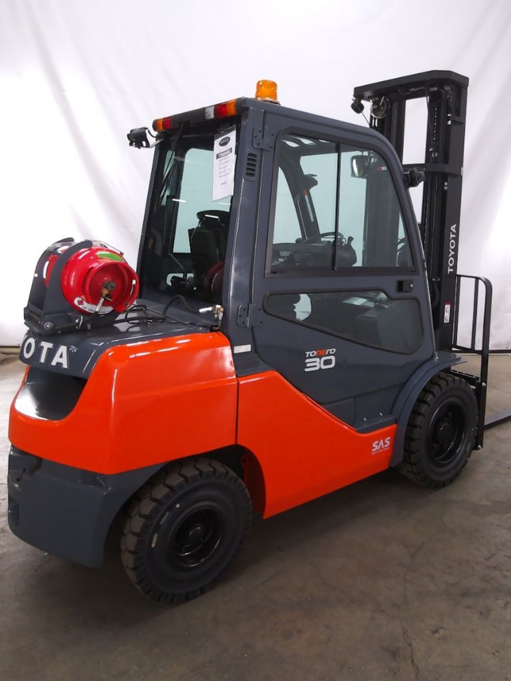 Toyota 02-8FGF30 - رافعة شوكية تعمل بالغاز: صورة 2 Toyota 02-8FGF30 - رافعة شوكية تعمل بالغاز: صورة 2