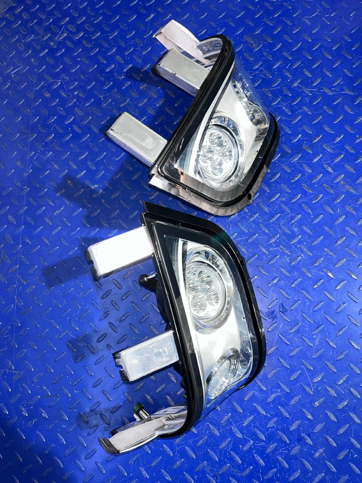 HELLA Headlight Set 1KE996 600-05 / 06 - مصابيح أضواء السيارة الأمامية: صورة 2 HELLA Headlight Set 1KE996 600-05 / 06 - مصابيح أضواء السيارة الأمامية: صورة 2