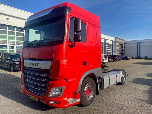 DAF XF 480 vollucht, low deck,met hefschotel, space cab, automaat, nieuwe apk......... - وحدة جر: صورة 1 DAF XF 480 vollucht, low deck,met hefschotel, space cab, automaat, nieuwe apk......... - وحدة جر: صورة 1