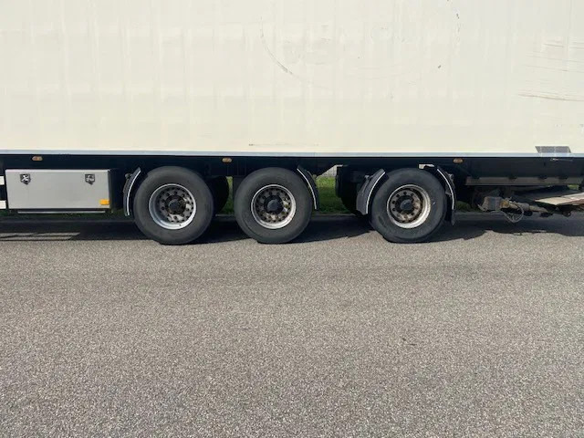 Van Eck koelvries 3 asser stuuras,met carrier vector koelmotor, apk gekeurd - نصف مقطورة مُبرِّدة: صورة 5 Van Eck koelvries 3 asser stuuras,met carrier vector koelmotor, apk gekeurd - نصف مقطورة مُبرِّدة: صورة 5