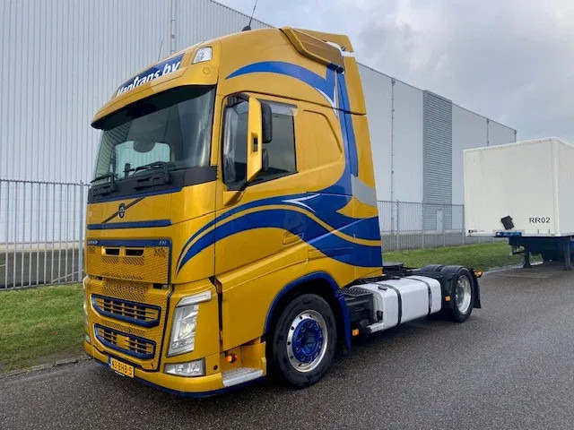 Volvo FH 13.460 "low deck" trekker, met XL cabine, special paint en incl parc cool, fridge, - وحدة جر: صورة 1 Volvo FH 13.460 "low deck" trekker, met XL cabine, special paint en incl parc cool, fridge, - وحدة جر: صورة 1
