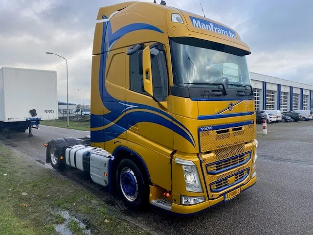 Volvo FH 13.460 "low deck" trekker, met XL cabine, special paint en incl parc cool, fridge, - وحدة جر: صورة 2 Volvo FH 13.460 "low deck" trekker, met XL cabine, special paint en incl parc cool, fridge, - وحدة جر: صورة 2