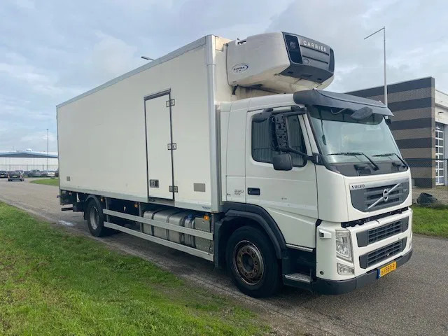 Volvo FM 330 koel vries 2 temperaturen ,CARRIER,met tussenwand, zijdeur en laadklep - شاحنة الفريزر: صورة 2 Volvo FM 330 koel vries 2 temperaturen ,CARRIER,met tussenwand, zijdeur en laadklep - شاحنة الفريزر: صورة 2