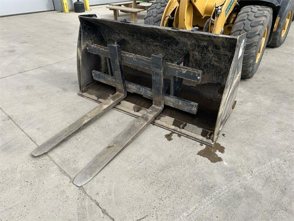 CAT 906M (8758) - لودر مفصلي صغير: صورة 5 CAT 906M (8758) - لودر مفصلي صغير: صورة 5