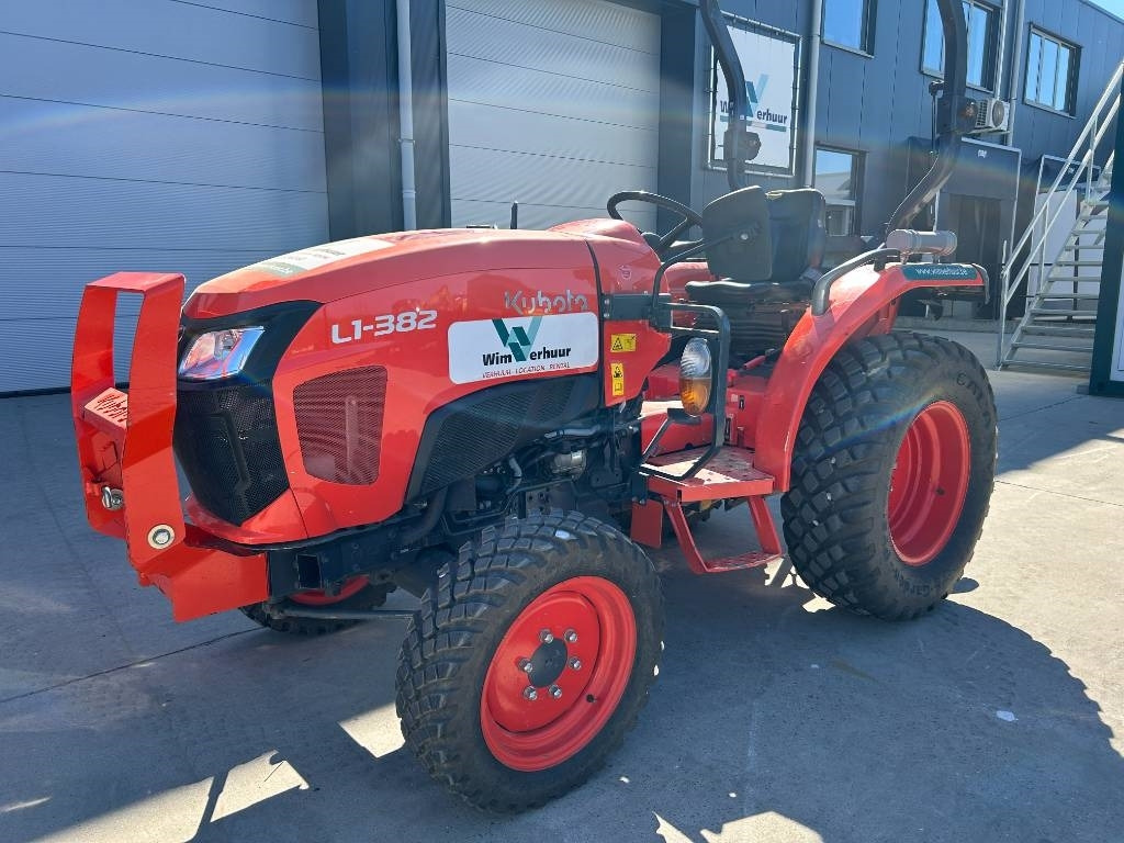 Kubota L1-382 HST - جرار البلدية: صورة 2 Kubota L1-382 HST - جرار البلدية: صورة 2