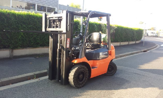 Toyota 7FGF20 - رافعة شوكية تعمل بالغاز: صورة 1 Toyota 7FGF20 - رافعة شوكية تعمل بالغاز: صورة 1